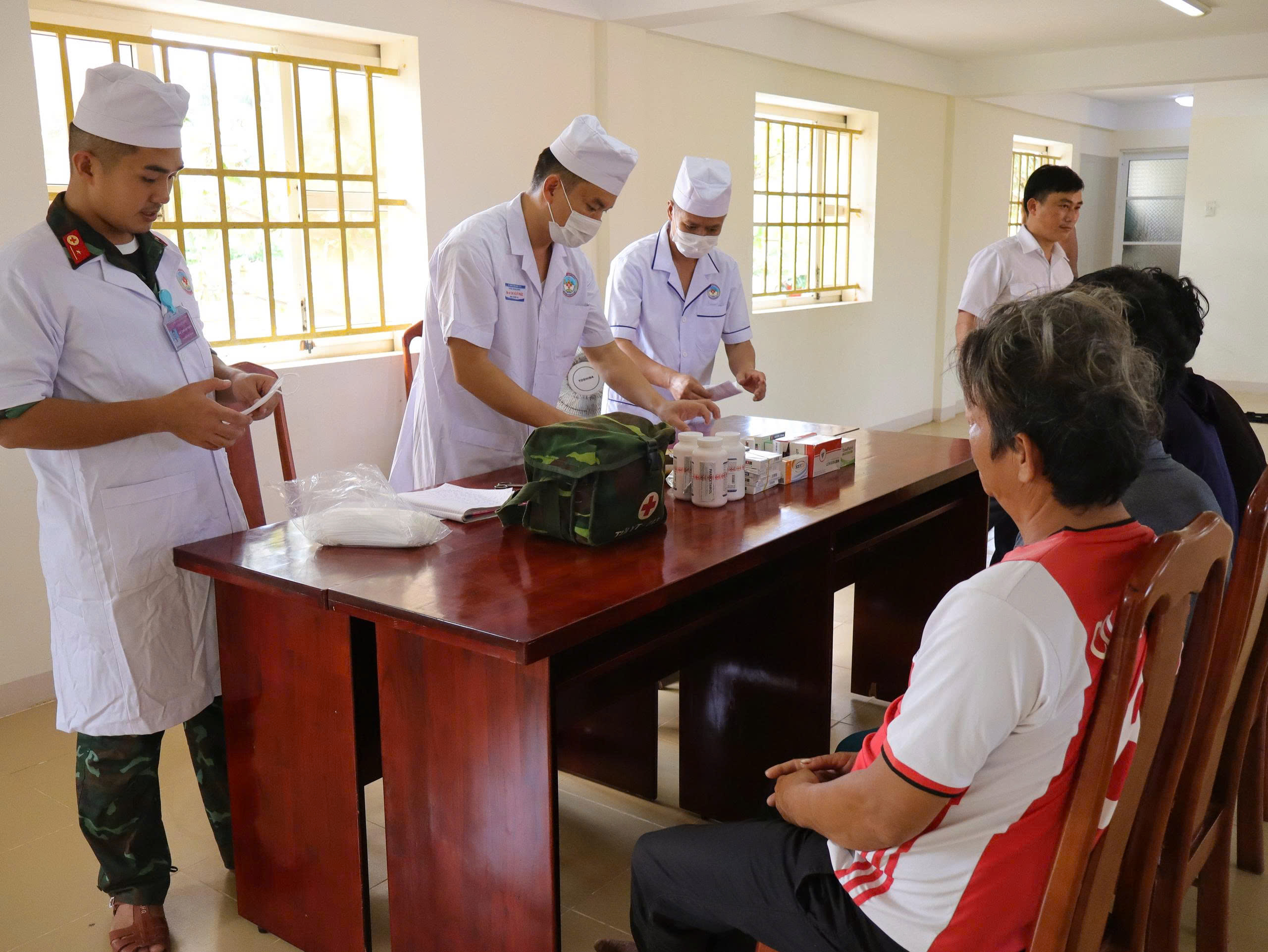 cuu-1-17849716388981671206769 Sức khỏe, tinh thần 33 ngư dân được cứu trong vụ chìm tàu cá Quảng Ngãi hiện ra sao?- Ảnh 2.