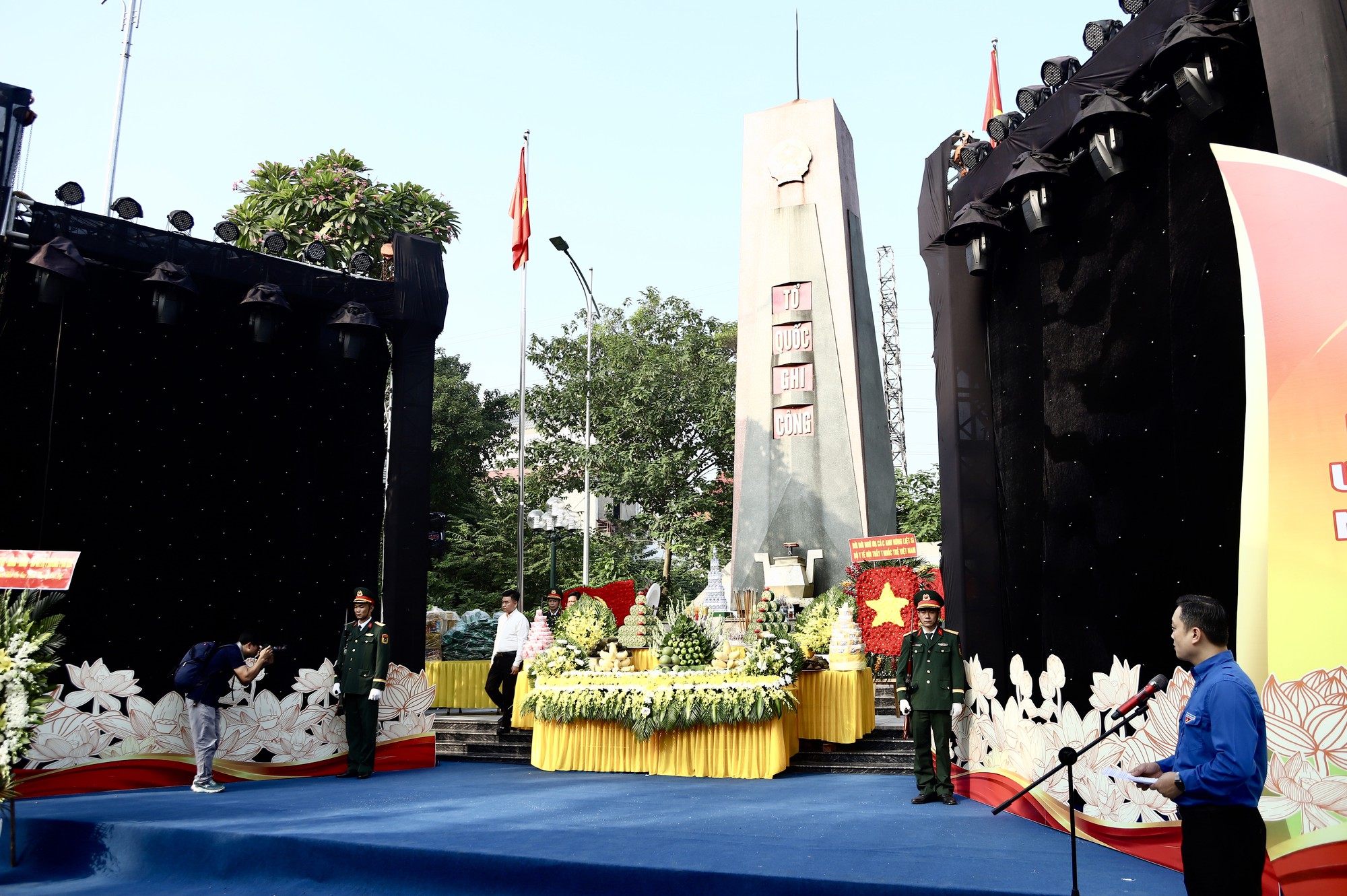 Thứ trưởng Trần Văn Thuấn dâng hương tưởng niệm