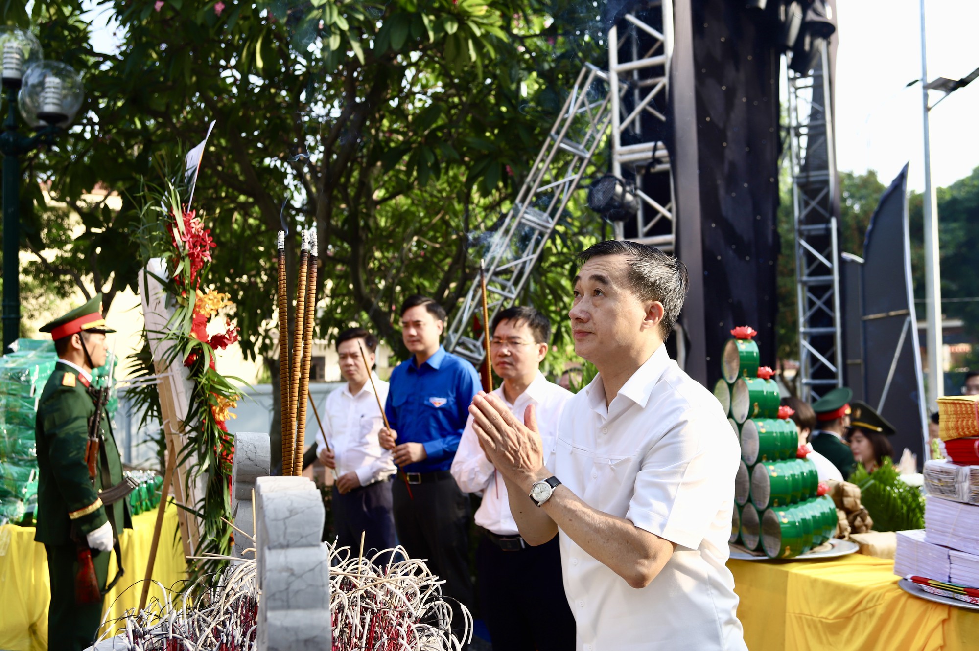 Thứ trưởng Trần Văn Thuấn cùng đoàn công tác
