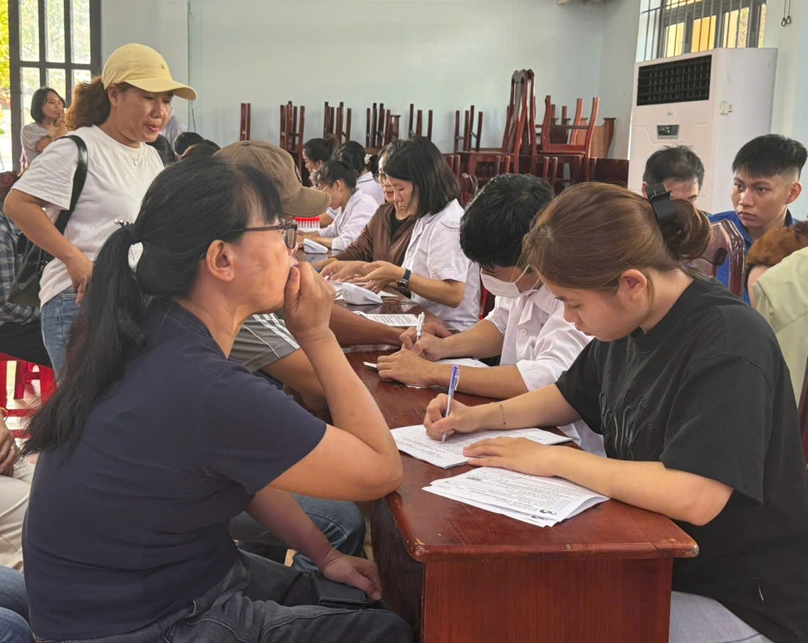mau-2-17849688986421912142221 Hàng trăm người ở Khánh Hòa được khám, xét nghiệm miễn phí bệnh lý huyết học- Ảnh 2.