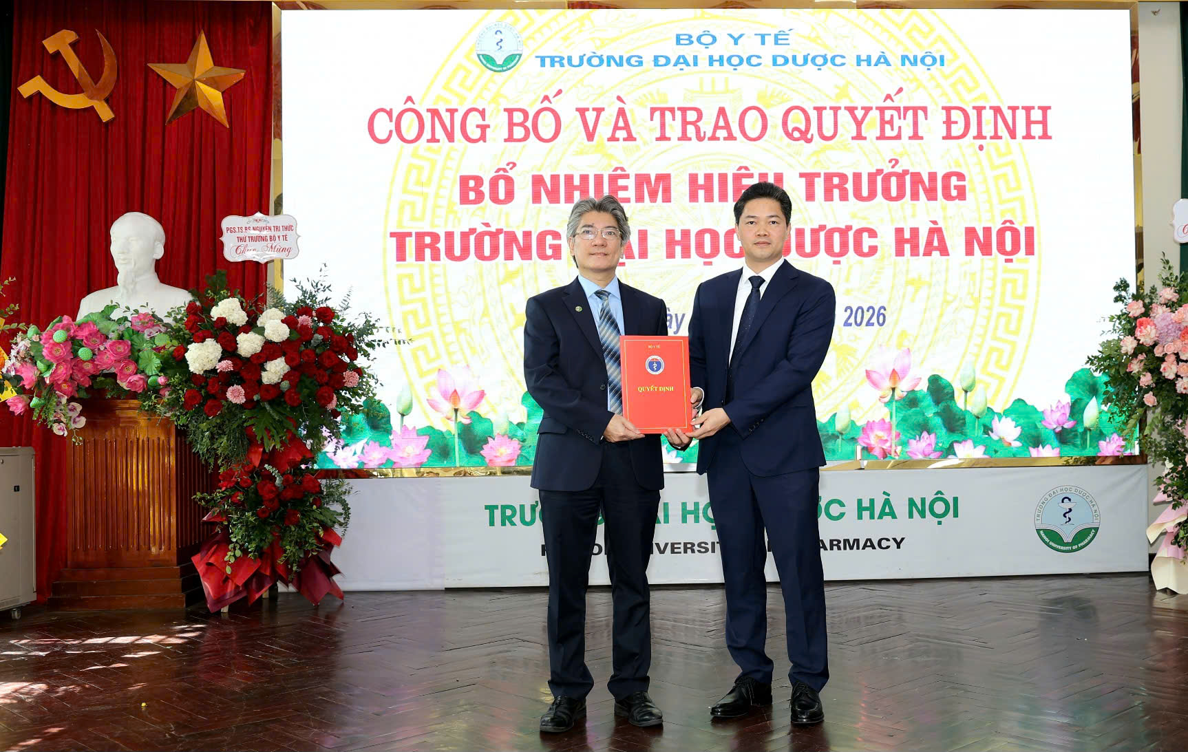 truong-duco-5-17839352524251983975698 Thứ trưởng Thường trực Vũ Mạnh Hà trao quyết định bổ nhiệm Hiệu trưởng Trường Đại học Dược Hà Nội- Ảnh 1.