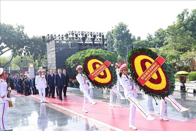 Lãnh đạo Đảng, Nhà nước tưởng niệm các Anh hùng liệt sĩ và viếng Chủ tịch Hồ Chí Minh- Ảnh 1.