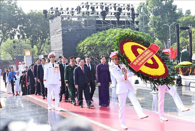 Lãnh đạo Đảng, Nhà nước tưởng niệm các Anh hùng liệt sĩ và viếng Chủ tịch Hồ Chí Minh- Ảnh 2.