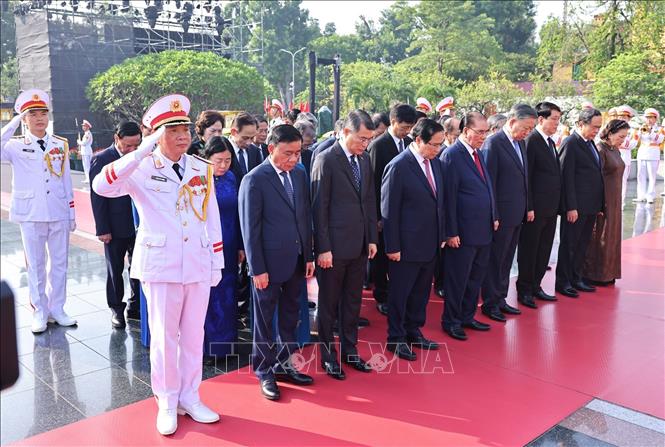 Lãnh đạo Đảng, Nhà nước tưởng niệm các Anh hùng liệt sĩ và viếng Chủ tịch Hồ Chí Minh- Ảnh 4.