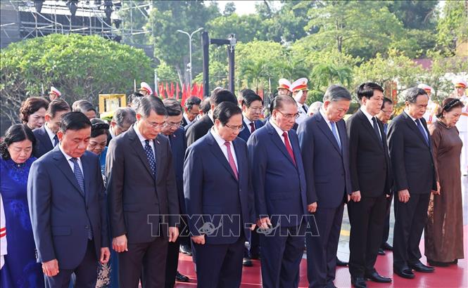 Lãnh đạo Đảng, Nhà nước tưởng niệm các Anh hùng liệt sĩ và viếng Chủ tịch Hồ Chí Minh- Ảnh 5.