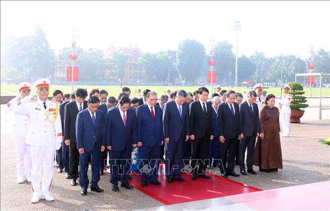 Lãnh đạo Đảng, Nhà nước tưởng niệm các Anh hùng liệt sĩ và viếng Chủ tịch Hồ Chí Minh- Ảnh 9.