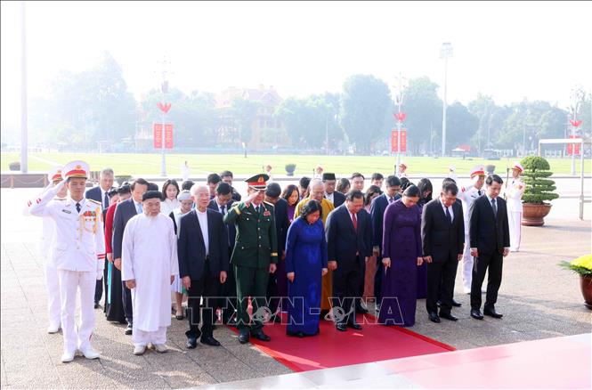 Lãnh đạo Đảng, Nhà nước tưởng niệm các Anh hùng liệt sĩ và viếng Chủ tịch Hồ Chí Minh- Ảnh 10.
