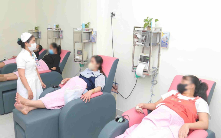 Vì sao quan hệ với người mắc viêm gan B nhưng bạn đời không bị lây nhiễm? - Ảnh 2.