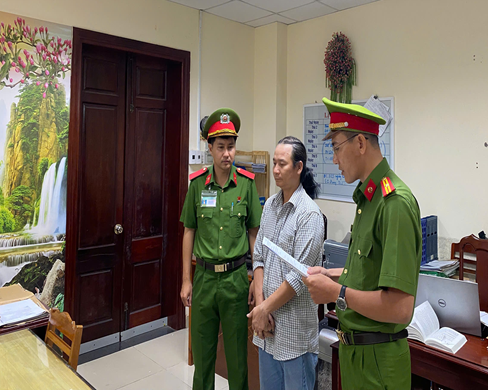Cảnh Sát TP Cần Thơ Khởi Tố Chủ Kinh Doanh Bán Giày Dép Giả Mạo Thương Hiệu