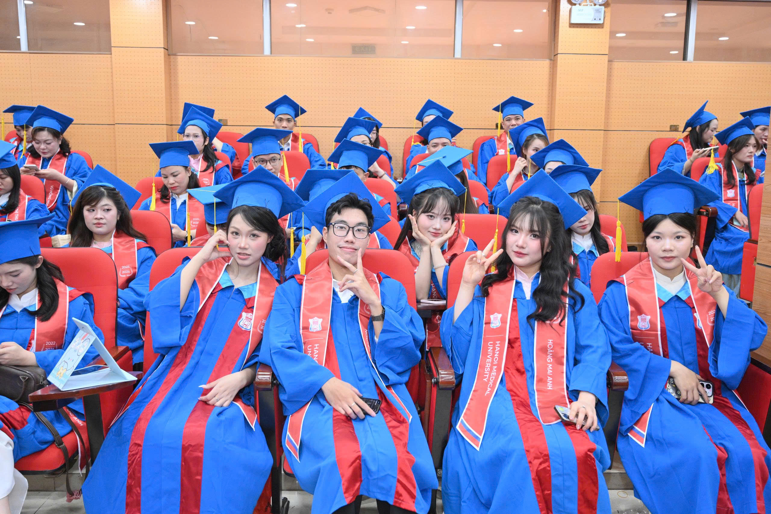 Cử nhân mới tốt nghiệp từ Đại học Y Hà Nội Cử nhân mới tốt nghiệp từ Đại học Y Hà Nội