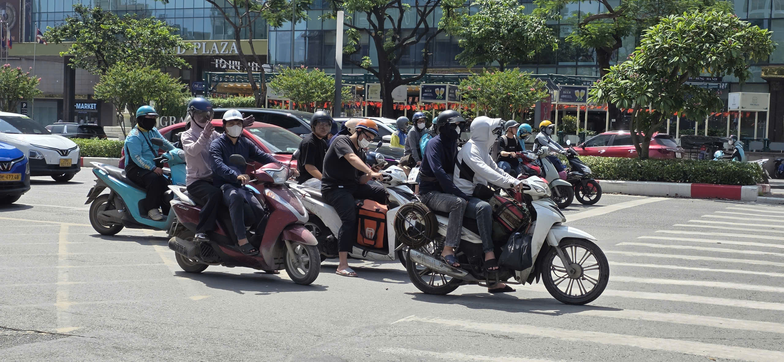 Hà Nội: Nắng Nóng Gay Gắt, Nhiệt Độ Lên Đến 37.9 Độ C