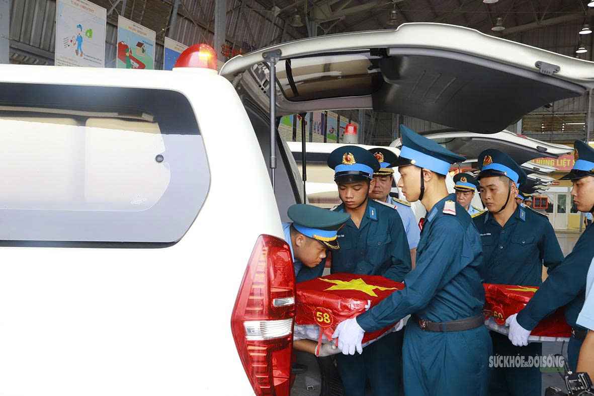 Xúc động hình ảnh tiếp nhận hơn 7.000 mẫu hài cốt liệt sĩ tại Sân bay Gia Lâm- Ảnh 8.