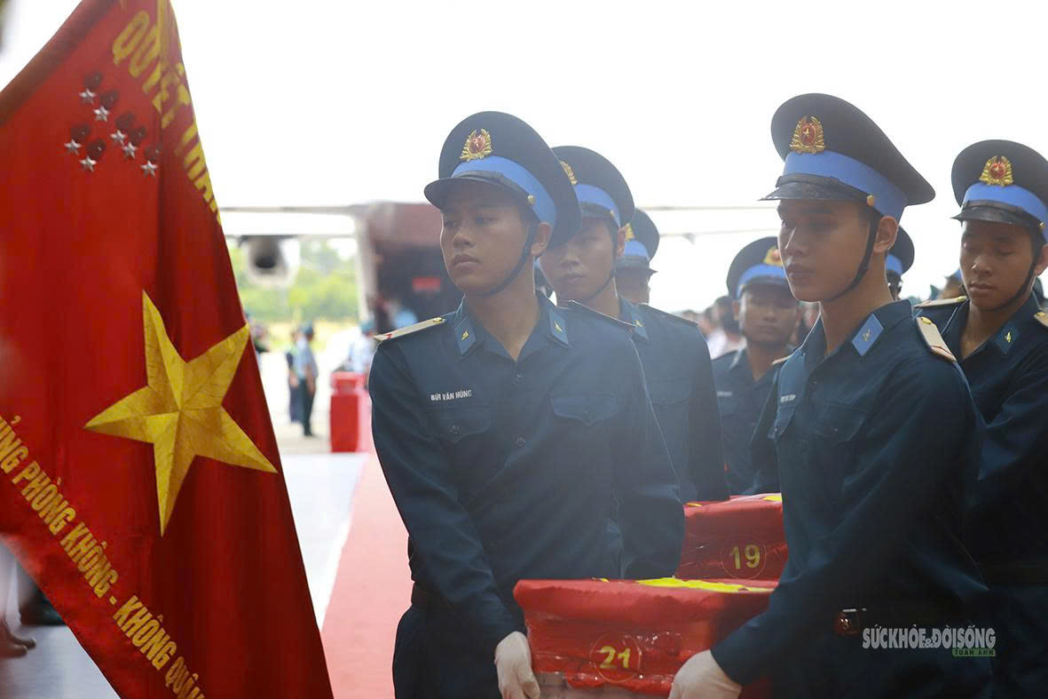 Xúc động hình ảnh tiếp nhận hơn 7.000 mẫu hài cốt liệt sĩ tại Sân bay Gia Lâm- Ảnh 3.