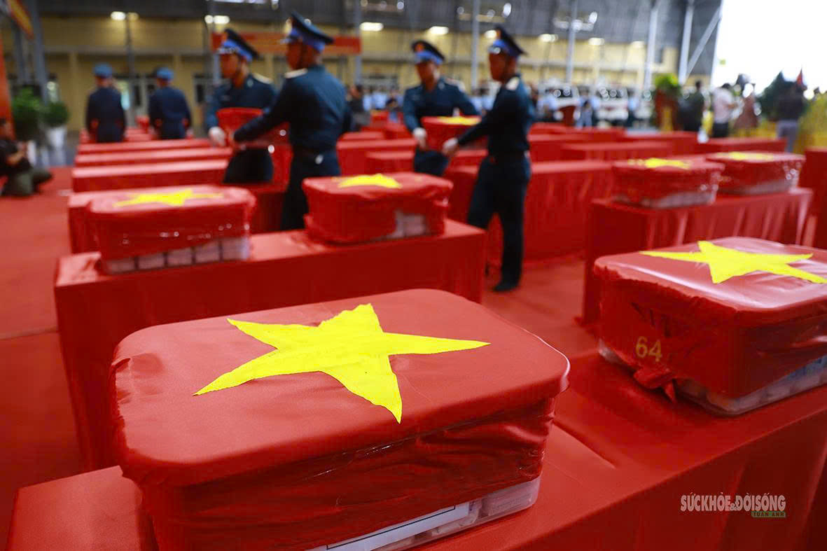 Xúc động hình ảnh tiếp nhận hơn 7.000 mẫu hài cốt liệt sĩ tại Sân bay Gia Lâm- Ảnh 6.