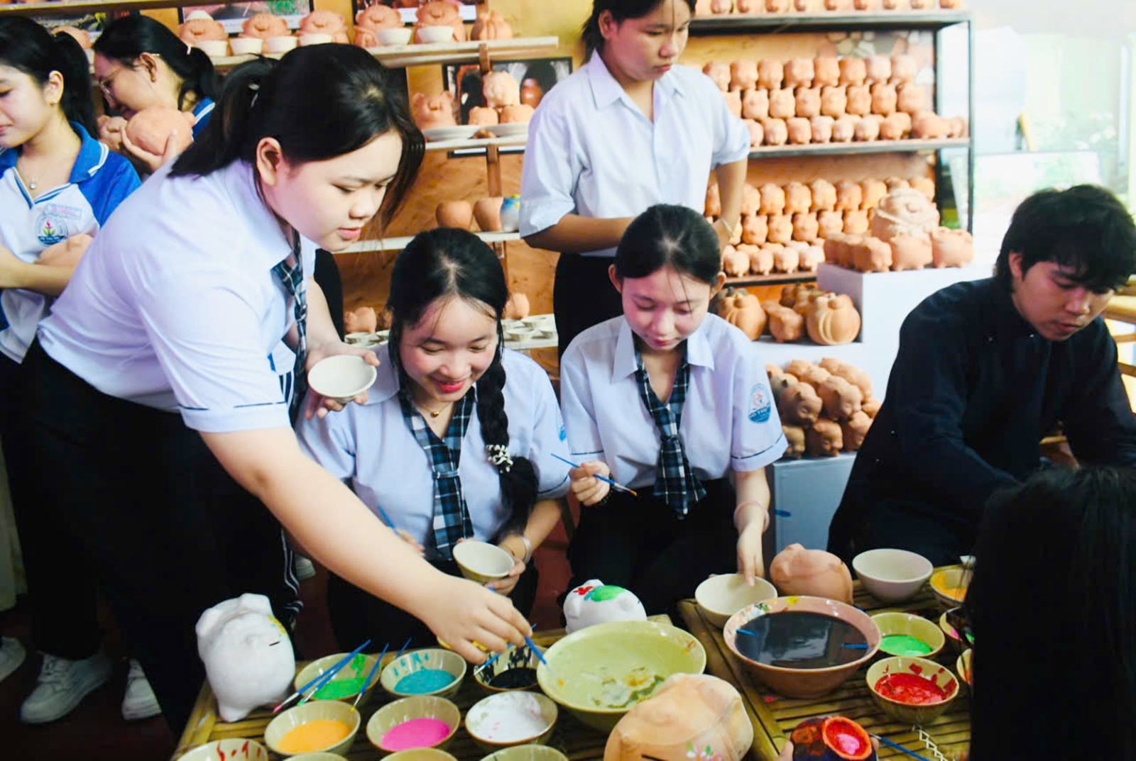 Học sinh trải nghiệm nghề gốm sứ Bình Dương. Học sinh trải nghiệm nghề gốm sứ Bình Dương. Ảnh: H.Trang