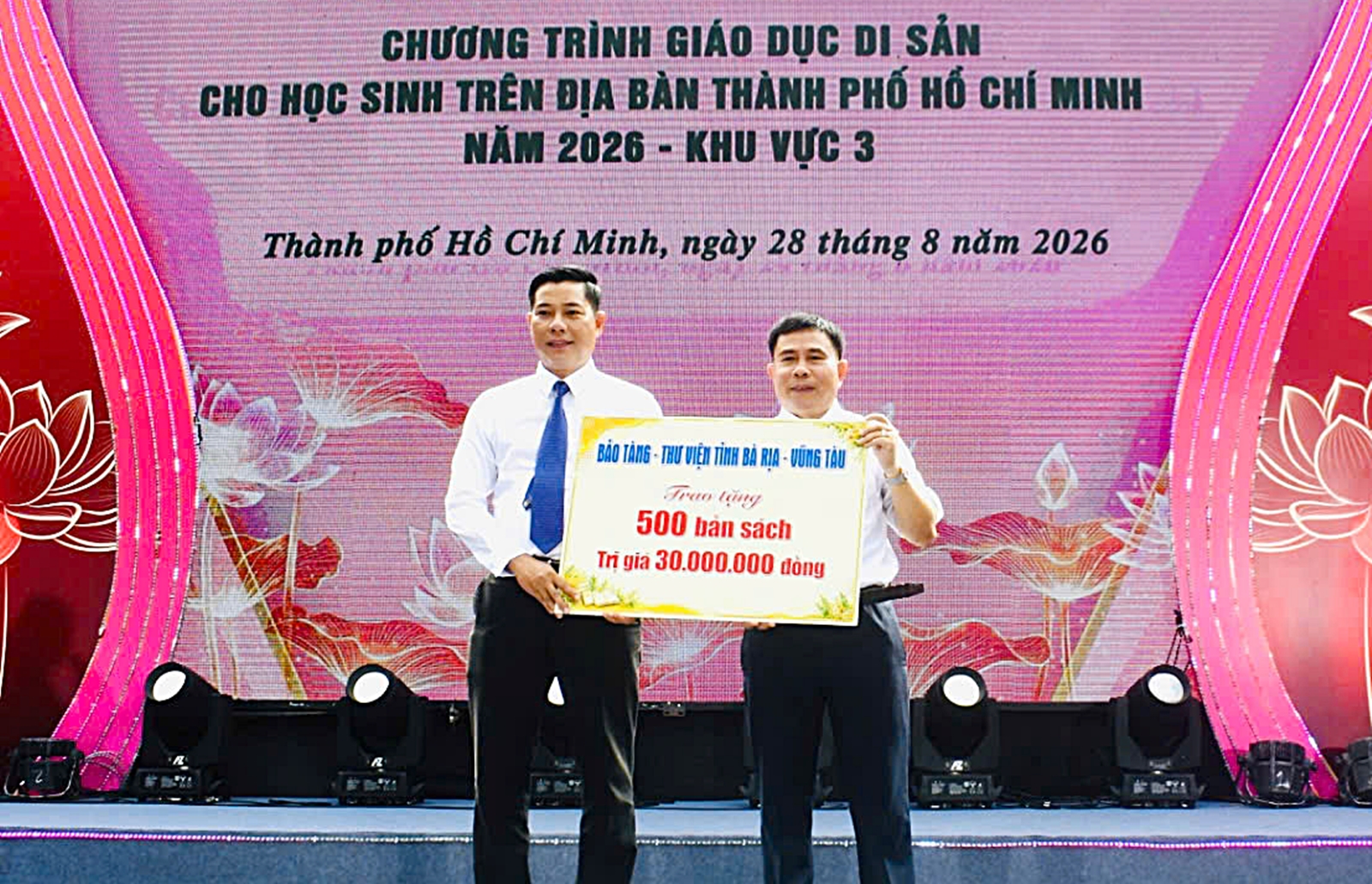 Bảo tàng Thư viện Bà Rịa - Vũng Tàu tặng 500 bản sách đến Trường THPT Võ Thị Sáu. Bảo tàng Thư viện Bà Rịa - Vũng Tàu tặng 500 bản sách đến Trường THPT Võ Thị Sáu. Ảnh: H. Trang