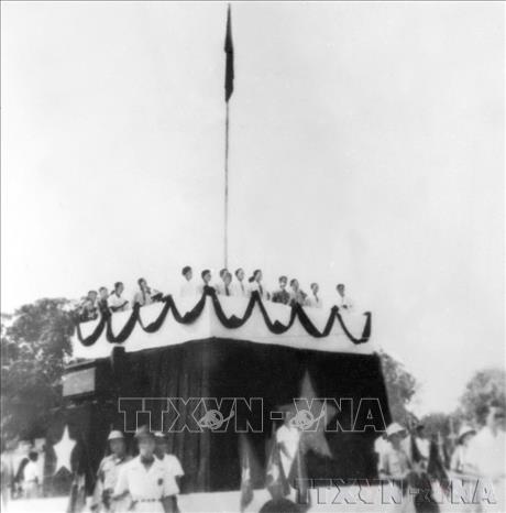 Ngày 2/9/1945, tại Quảng trường Ba Đình, Chủ tịch Hồ Chí Minh đọc Tuyên ngôn Độc lập, khai sinh nước Việt Nam Dân chủ Cộng hòa.