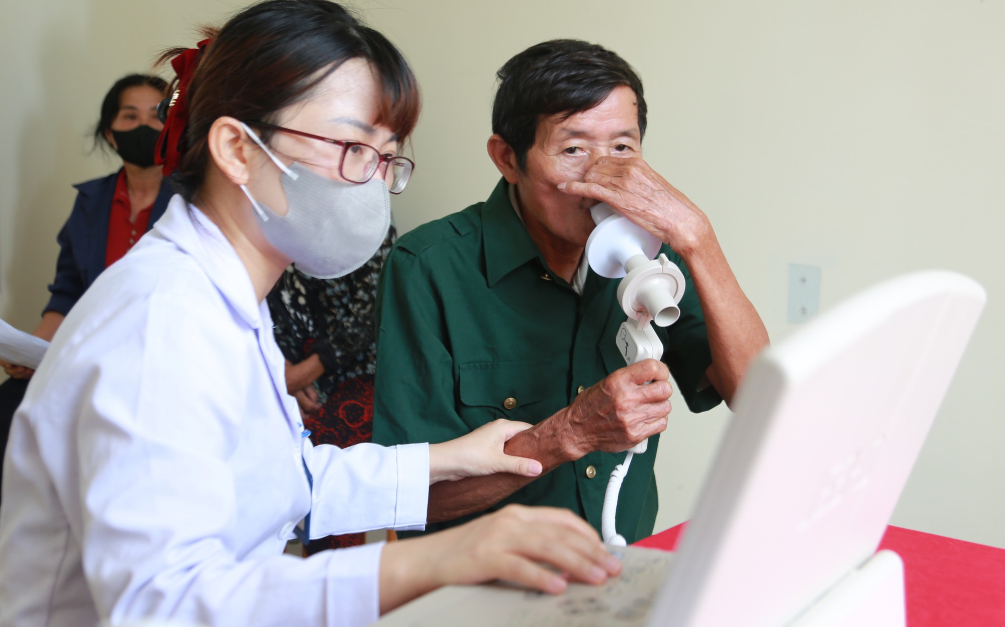 Khám sức khoẻ miễn phí cho người dân