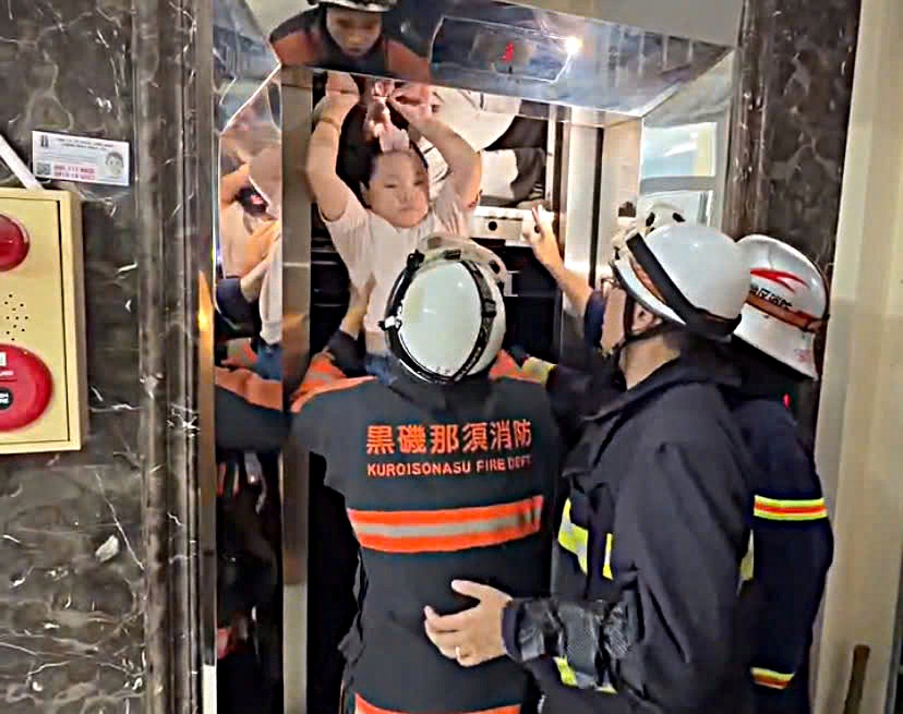 Hà Nội: 13 Người Bị Kẹt Trong Thang Máy, Bao Gồm 8 Trẻ Em