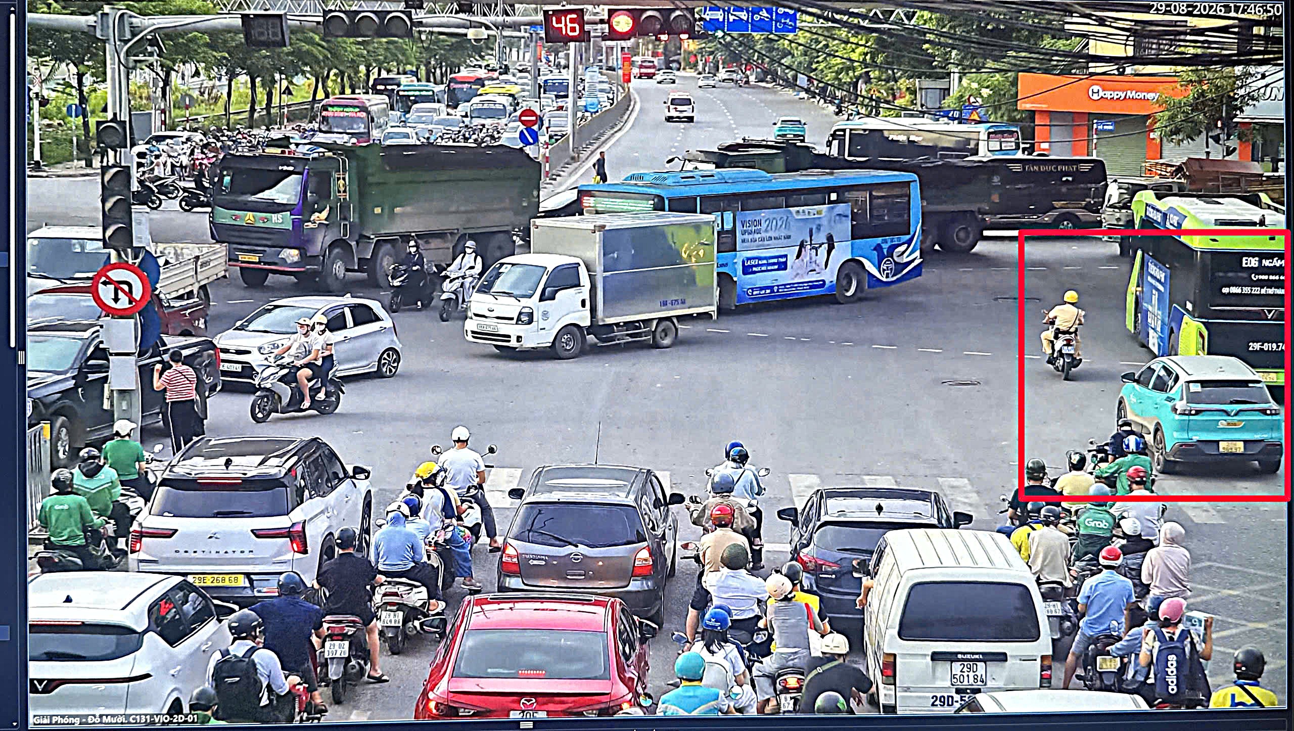 Taxi chở cụ bà 83 tuổi đột quỵ kẹt giữa dòng xe, CSGT lập tức mở đường- Ảnh 2.