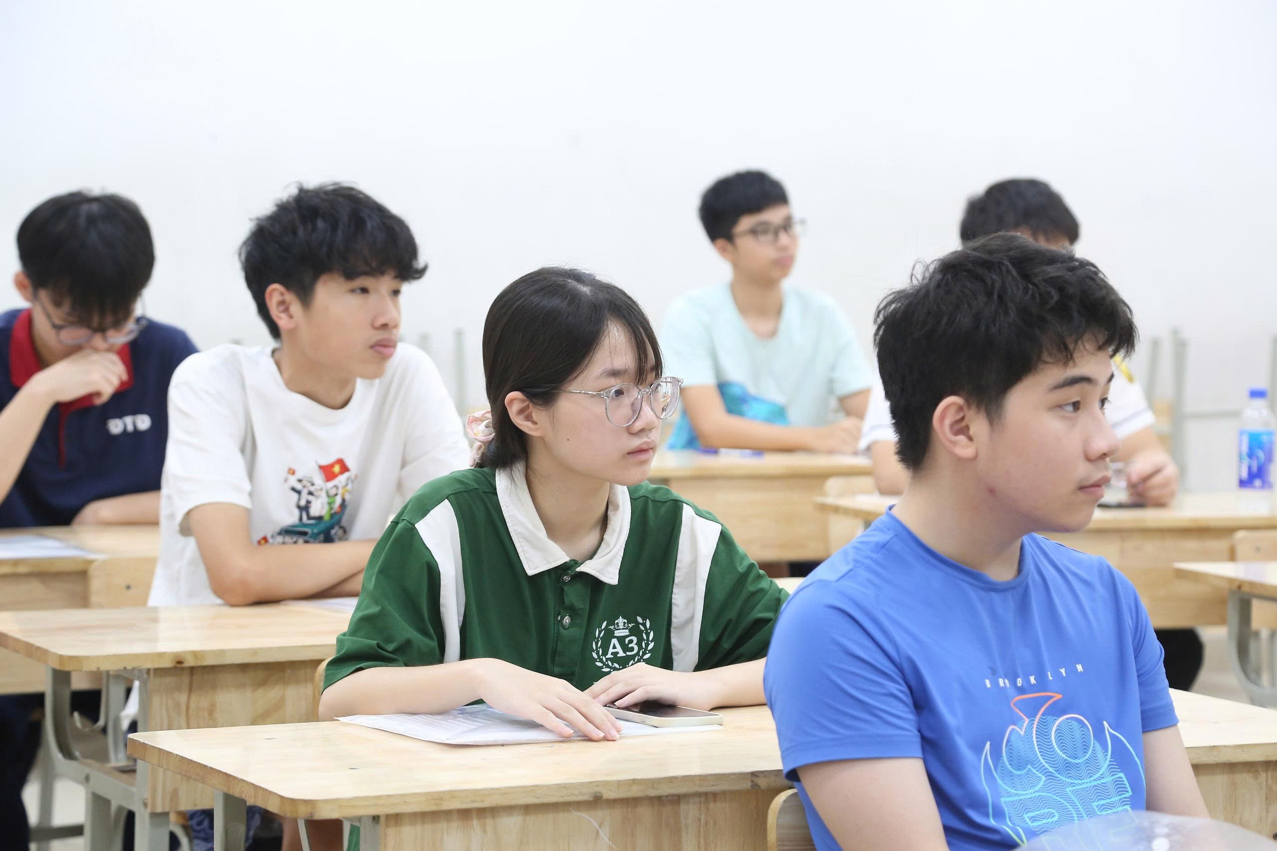 Giảm Áp Lực Tuyển Sinh Lớp 10: Giải Pháp Thực Tế Hay Lý Thuyết?