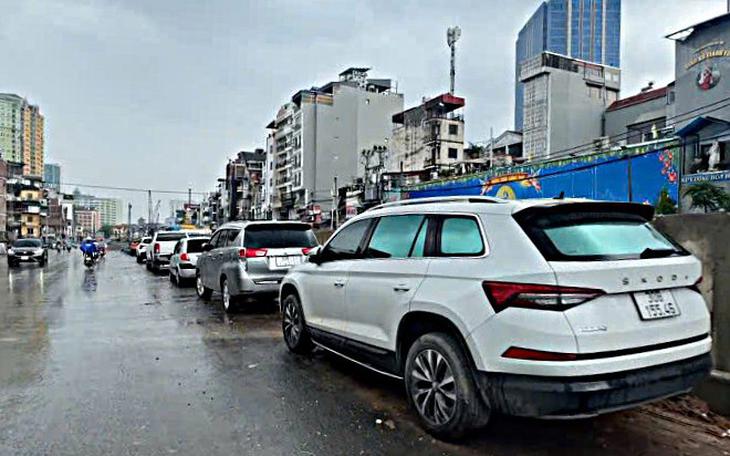 CSGT Hà Nội Phát Hiện Tài Xế Xuất Trình Hai Giấy Phép Lái Xe - Ảnh 1.