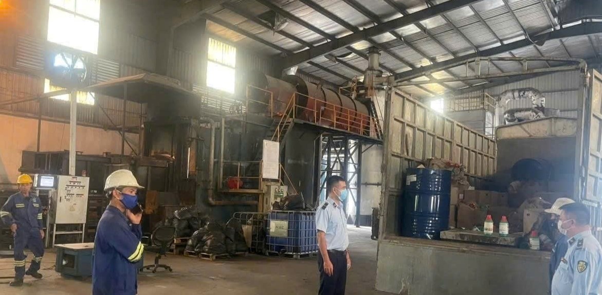 Thanh Hóa tiêu hủy gần 1,3 tấn thuốc trừ cỏ cấm Niprolysate 480SL  - Ảnh 2.