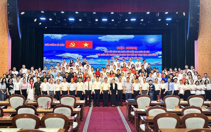 Theo dõi sức khỏe học sinh TPHCM - Ảnh 2.