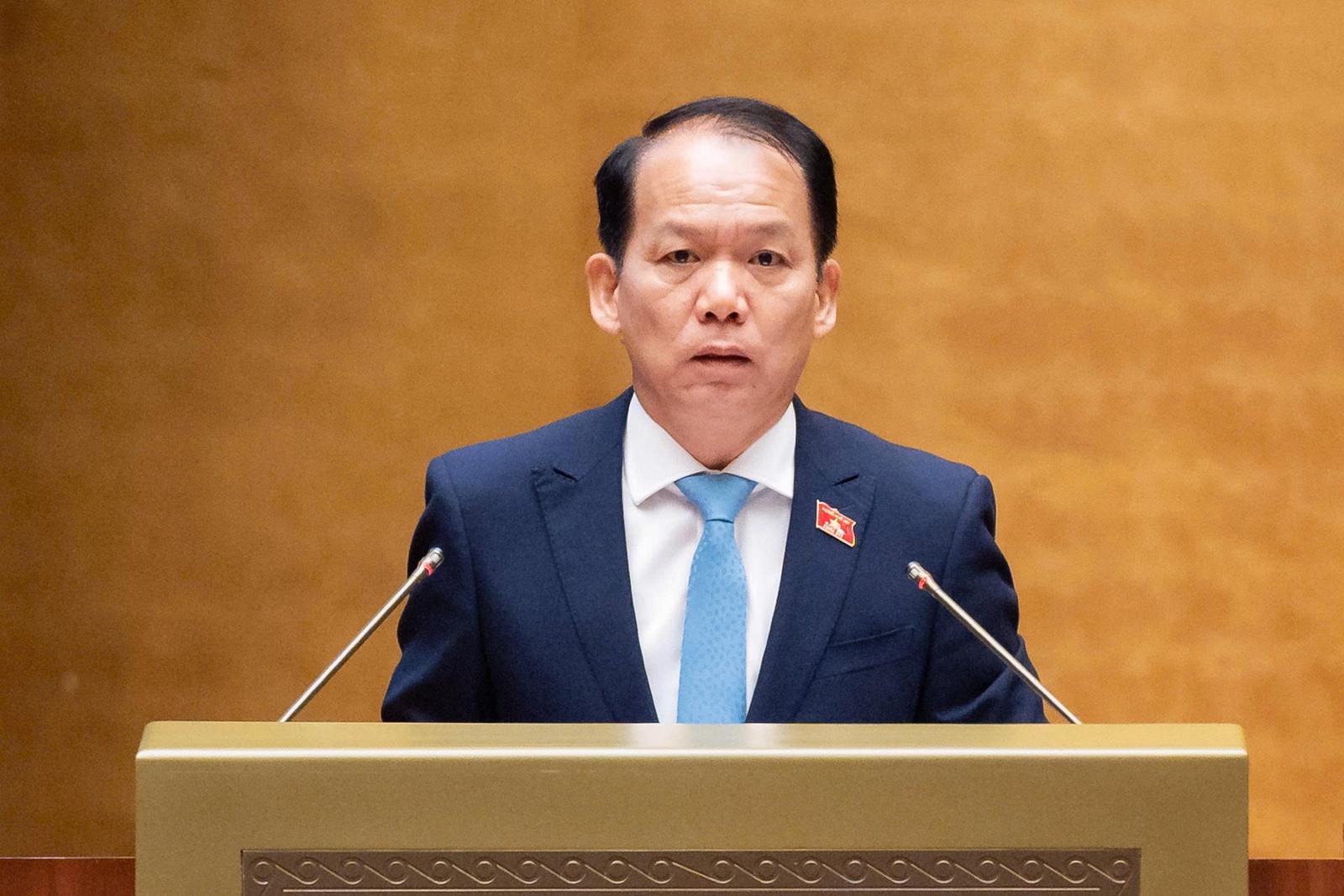 Bộ trưởng Bộ Tư pháp Hoàng Thanh Tùng trình bày trước Quốc hội