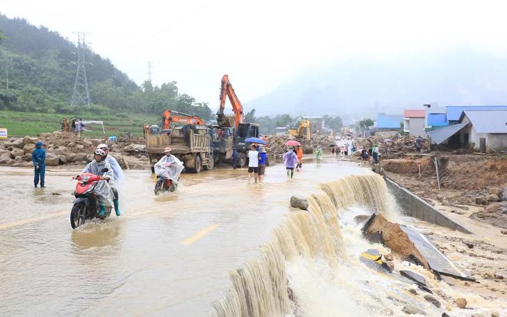 Đóng cửa xả lũ thủy điện Hòa Bình ứng phó với bão số 4- Ảnh 2.