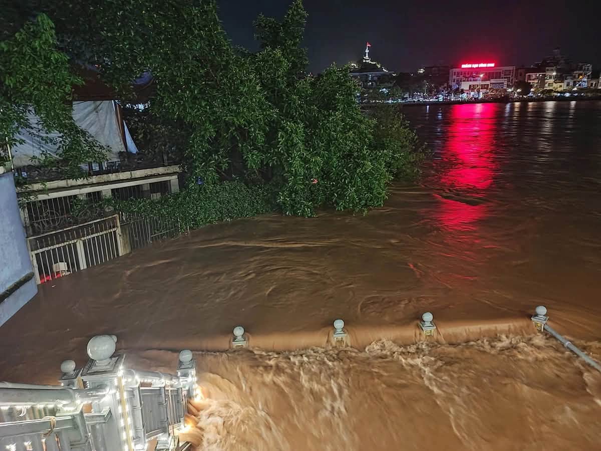 Mưa lớn gây ngập sâu tại nhiều khu vực