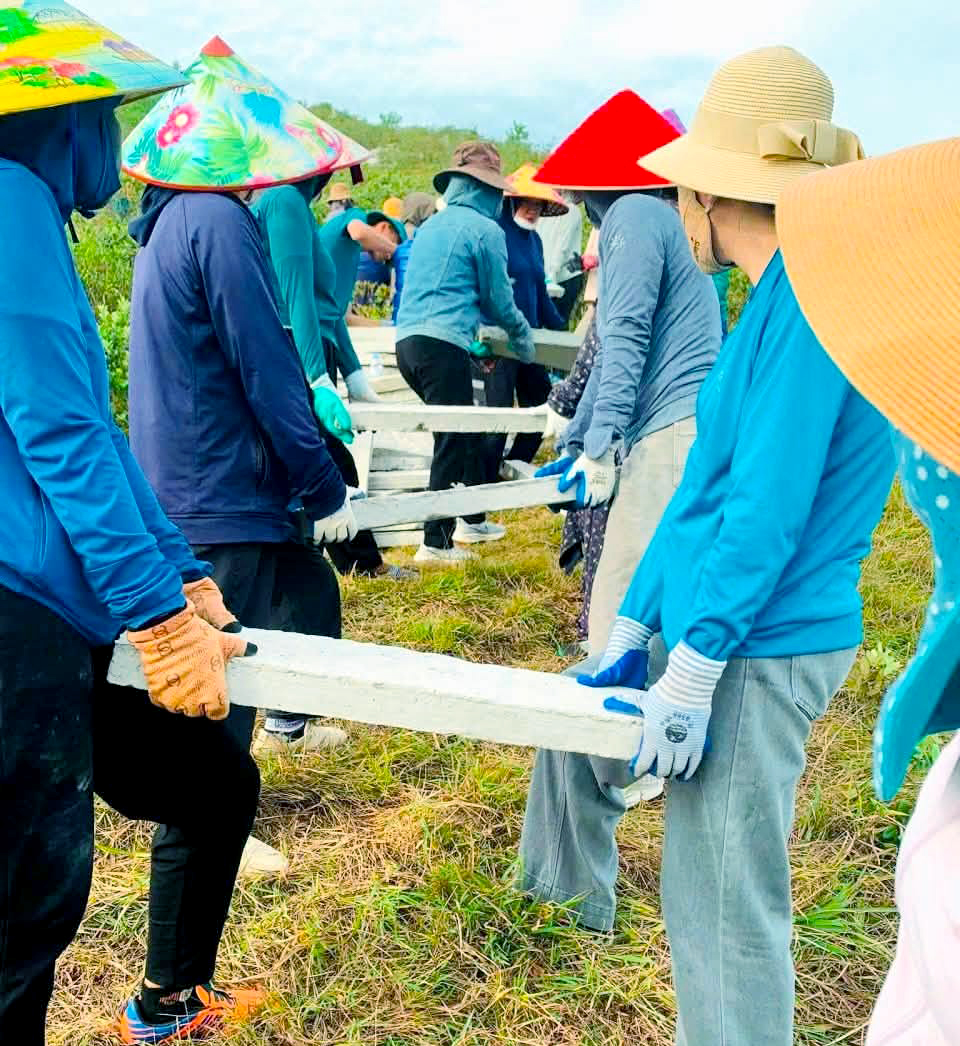 a3-17863270854281861481832 Hơn 1.000 người chung sức tái tạo dòng chữ 'BÁC HỒ SỐNG MÃI' trên núi Nhón - Ảnh 7.
