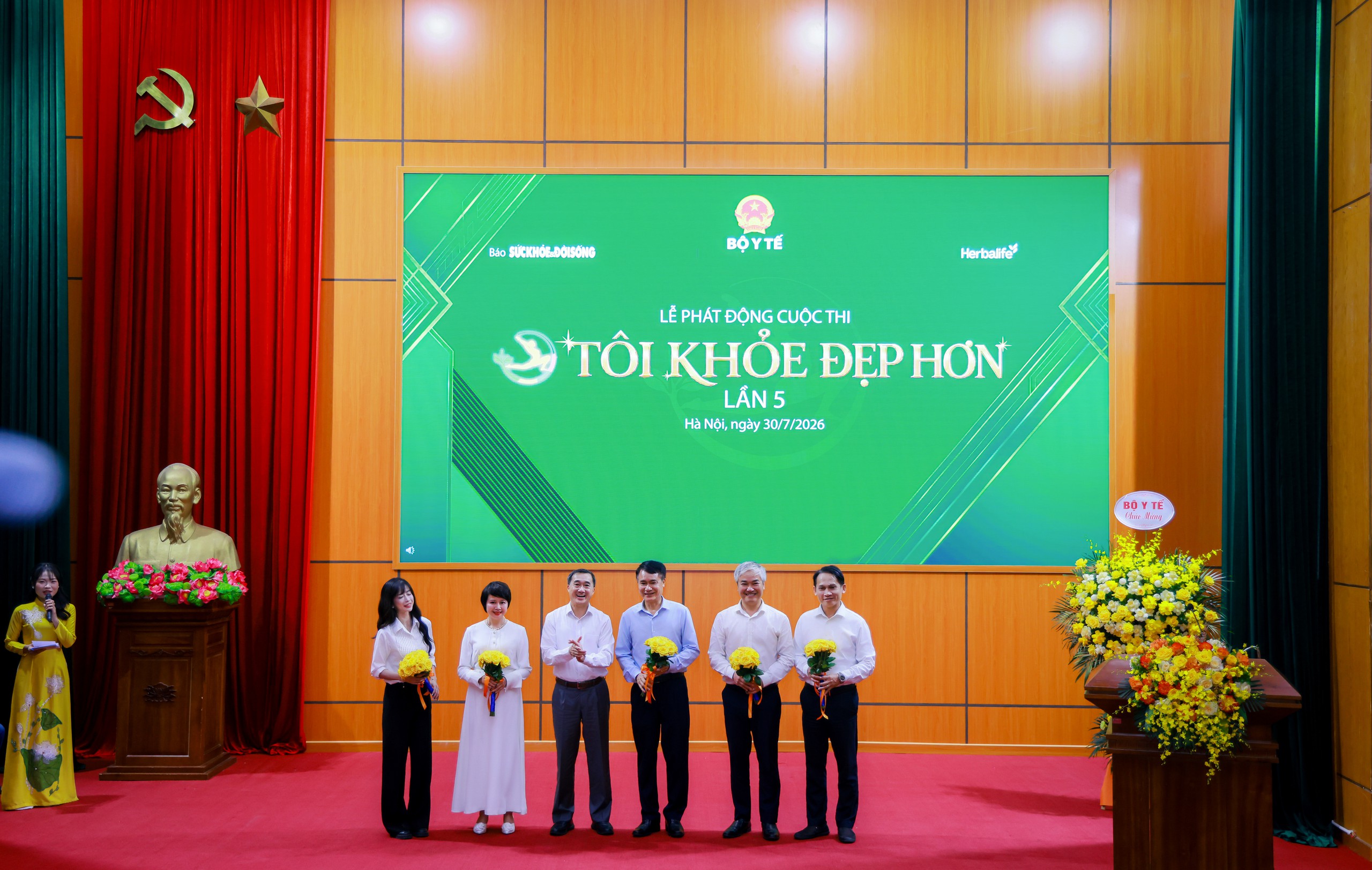 GS.TS Trần Văn Thuấn - Thứ trưởng Bộ Y tế tặng hoa Hội đồng Giám khảo Cuộc thi, quy tụ các chuyên gia hàng đầu trong lĩnh vực dinh dưỡng GS.TS Trần Văn Thuấn - Thứ trưởng Bộ Y tế tặng hoa Hội đồng Giám khảo Cuộc thi, quy tụ các chuyên gia hàng đầu trong lĩnh vực dinh dưỡng