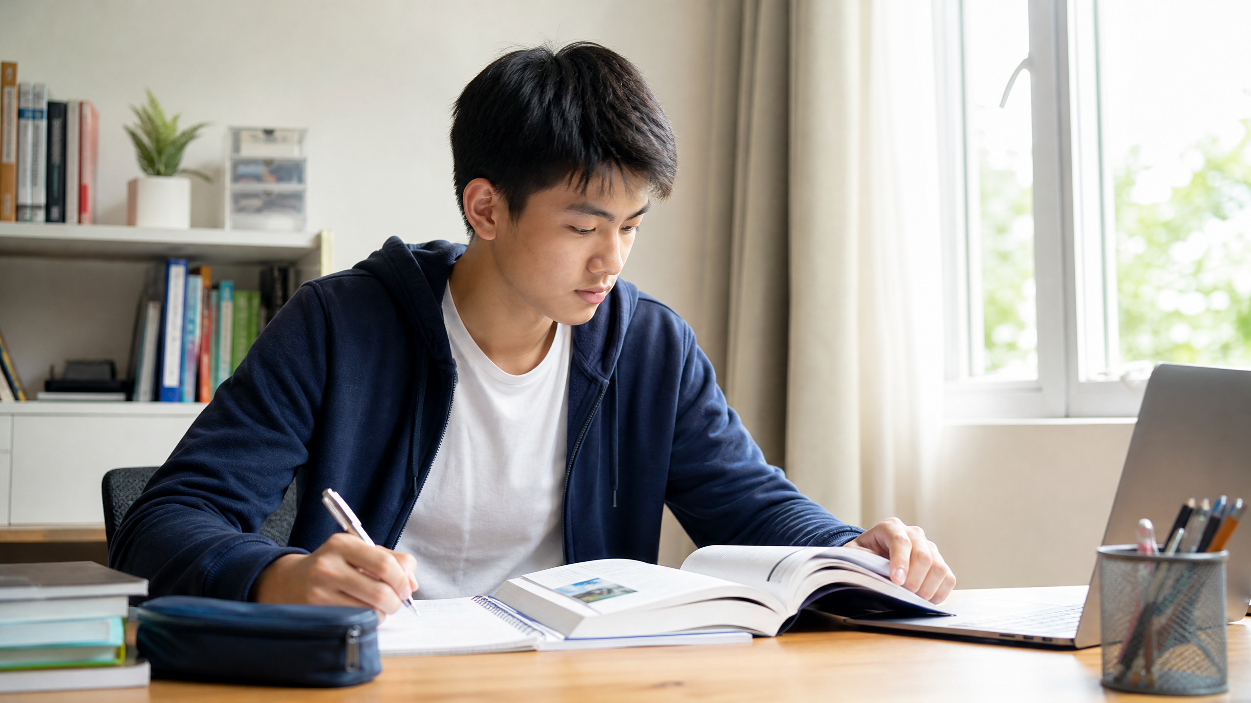 asianhighschoolstudentstudyingathome-17876489862811406114008 Cách Hiệu Quả Để Tạo Dựng Sự Cân Bằng Giữa Học Tập Và Nghỉ Ngơi - Ảnh 1.