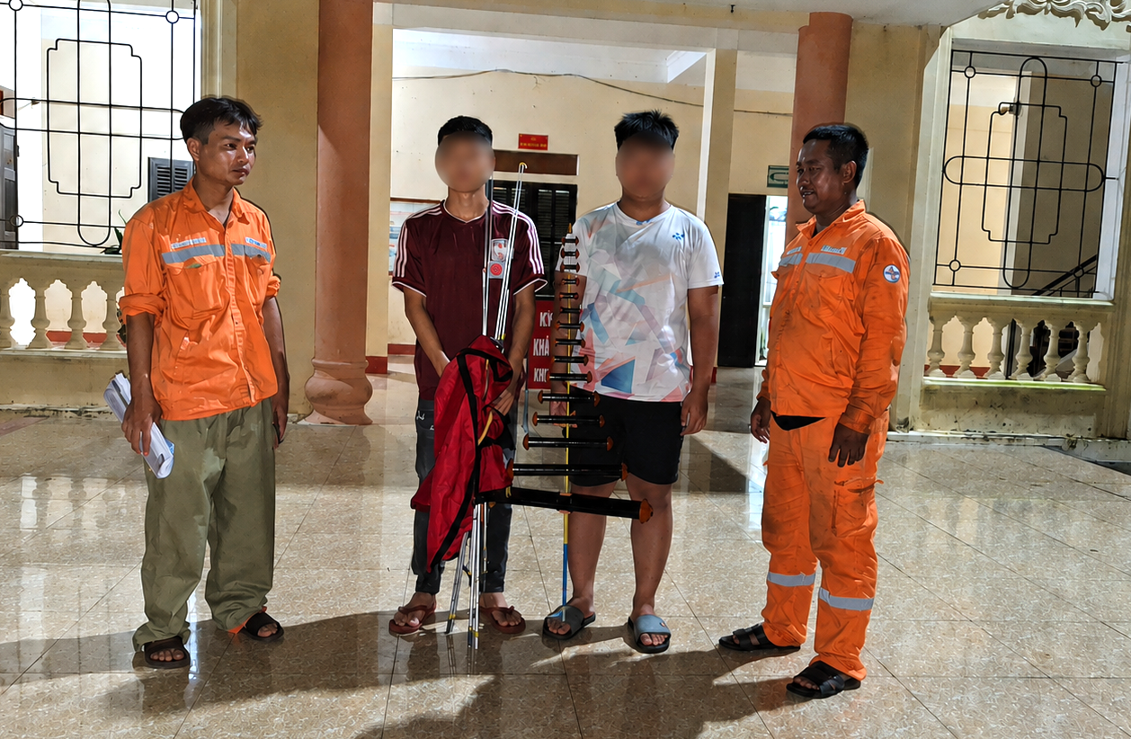 Hai Học Sinh Bị Xử Phạt Do Thả Diều Gây Mất Điện