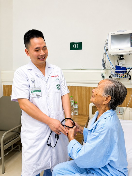 Hồi Sinh Kỳ Diệu: Chuyện Cứu Sống Trái Tim Bà Lão 94 Tuổi- Ảnh 2.