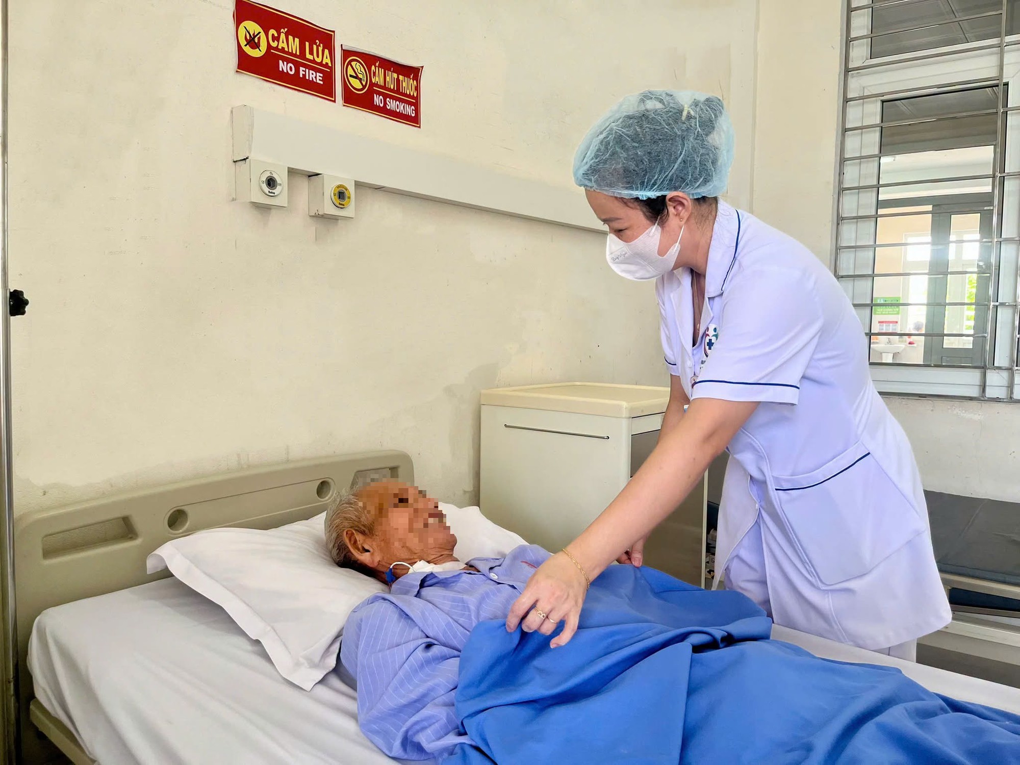 Câu Chuyện Điều Trị Tắc Ruột Của Cụ Ông 90 Tuổi Với Những Bệnh Nền Nặng