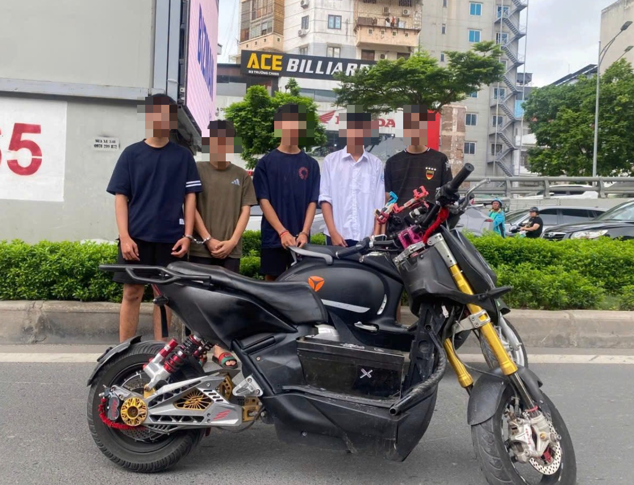 Hà Nội: Triệu Tập Nhóm Thanh Thiếu Niên Đua Xe ‘Bốc Đầu’ Trên Phố Trường Chinh