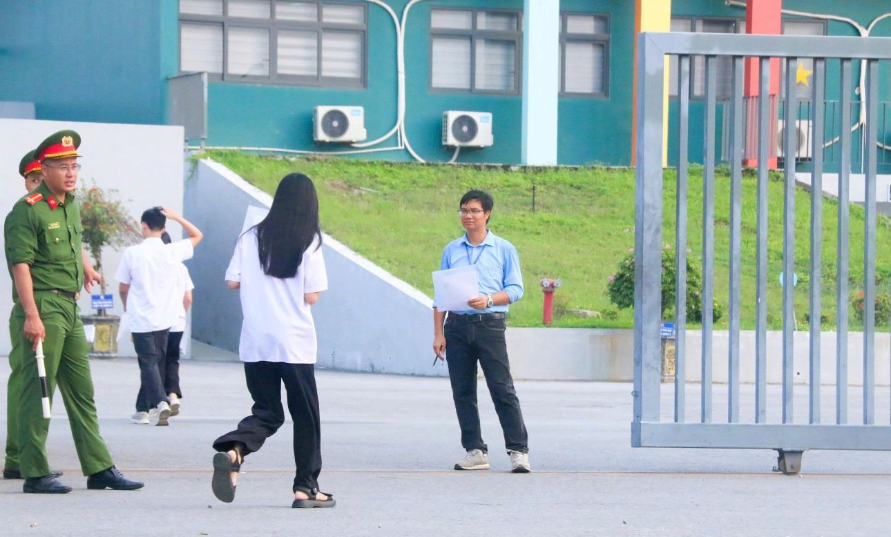 Thí sinh đến điểm thi Trường THPT Chuyên Tuyên Quang làm bài thi môn Ngữ văn sáng 14/8. Ảnh: Thanh Hùng