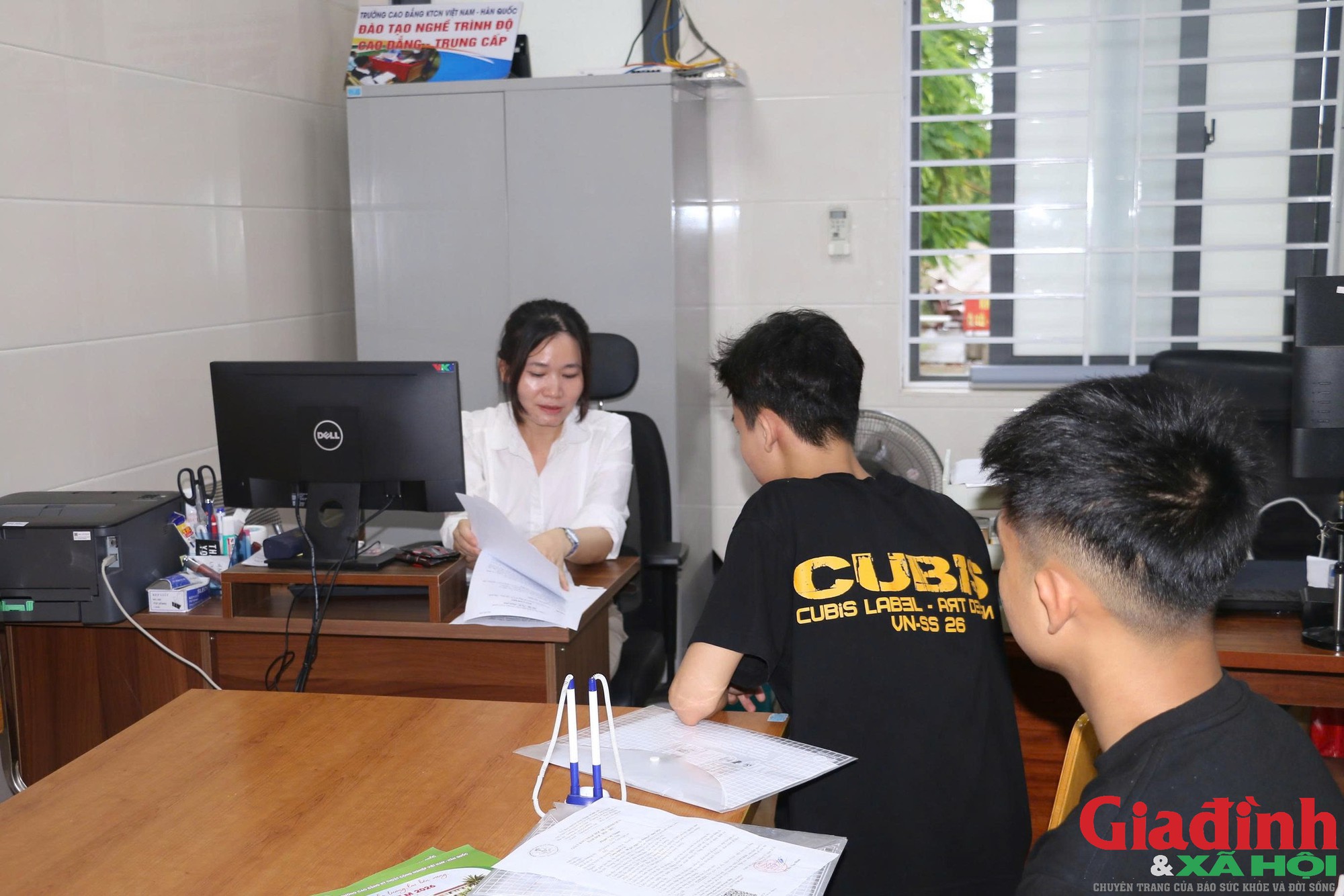 Học sinh làm thủ tục nhập học tại Trường Cao đẳng Kỹ thuật công nghiệp Việt Nam - Hàn Quốc Học sinh làm thủ tục nhập học tại Trường Cao đẳng Kỹ thuật công nghiệp Việt Nam - Hàn Quốc