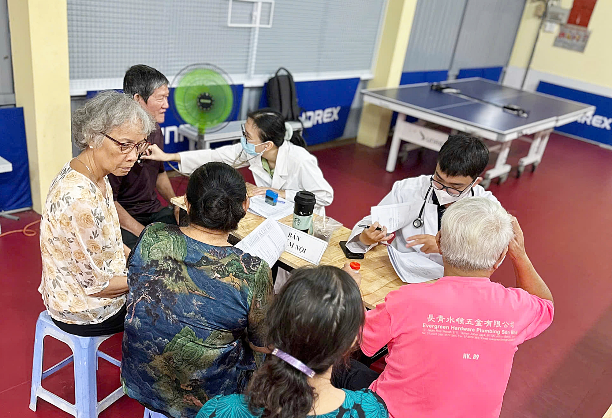 TPHCM muốn trạm y tế hết ‘mồ côi’ chuyên môn - Ảnh 1.