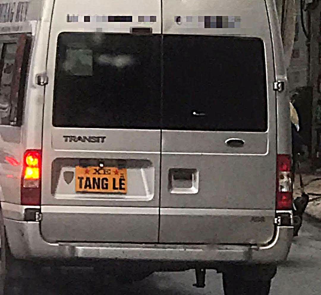 bien-so-17858217802051623087899 Tài xế dùng biển 'xe tang lễ' che biển số bị xử phạt thế nào? - Ảnh 1.
