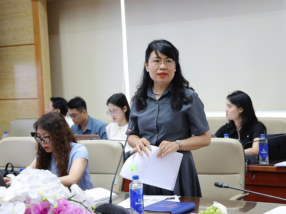 c-mai-anh-1785558167720153972342 PGS.TS Lương Mai Anh báo cáo tại phiên họp.