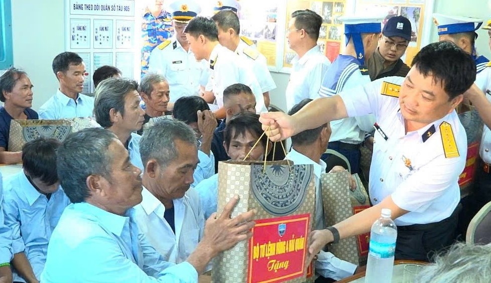Tàu Hải quân đưa 33 ngư dân trên tàu cá Quảng Ngãi gặp nạn vào bờ an toàn- Ảnh 3.
