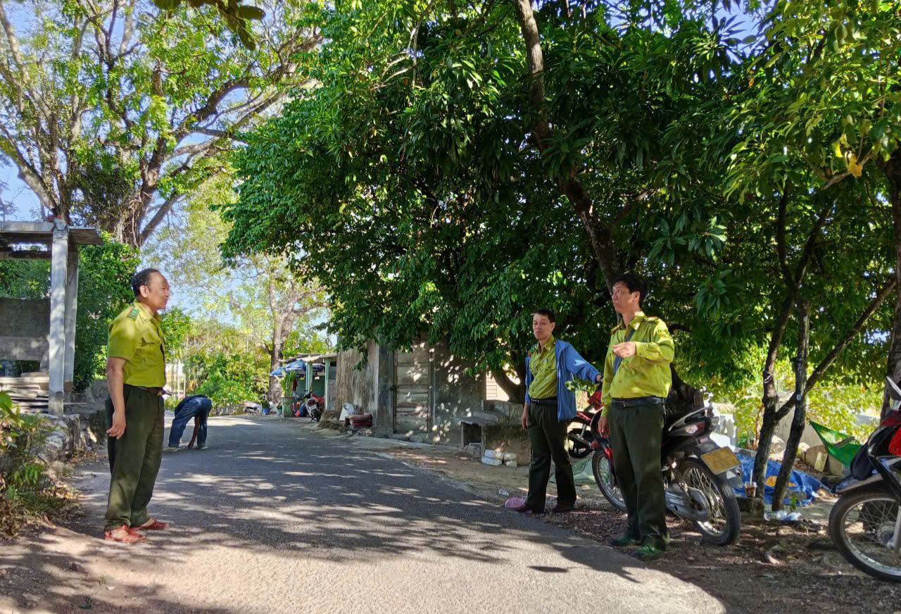 cang-minh-giu-rung-ngay-vu-lan-sau-hon-10-diem-chay-trong-ngay-2-1787809601982409034397 Căng mình giữ rừng sau hơn 10 điểm cháy trong một ngày ở Huế- Ảnh 2.