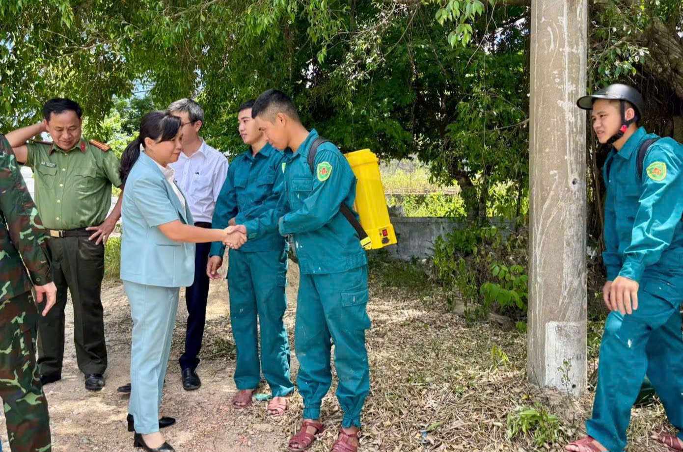 cang-minh-giu-rung-ngay-vu-lan-sau-hon-10-diem-chay-trong-ngay-5-1787809602363167553815 Căng mình giữ rừng sau hơn 10 điểm cháy trong một ngày ở Huế- Ảnh 4.