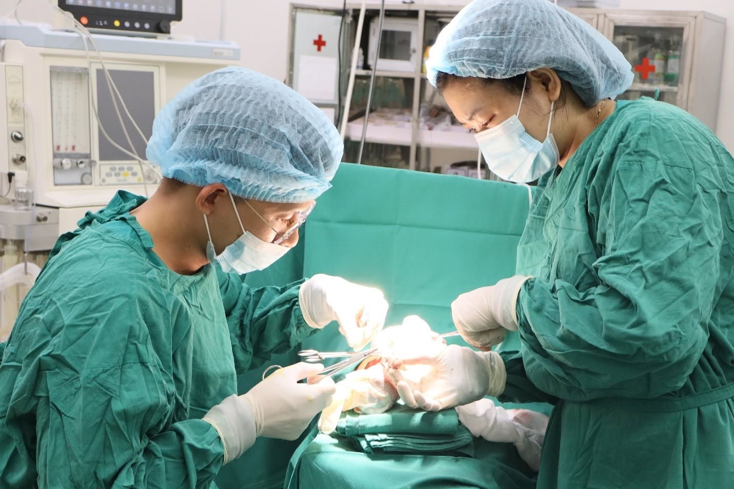 Giải Quyết Vấn Đề Đứt Gân Tại Tuyến Y Tế Địa Phương: Một Ca Thành Công
