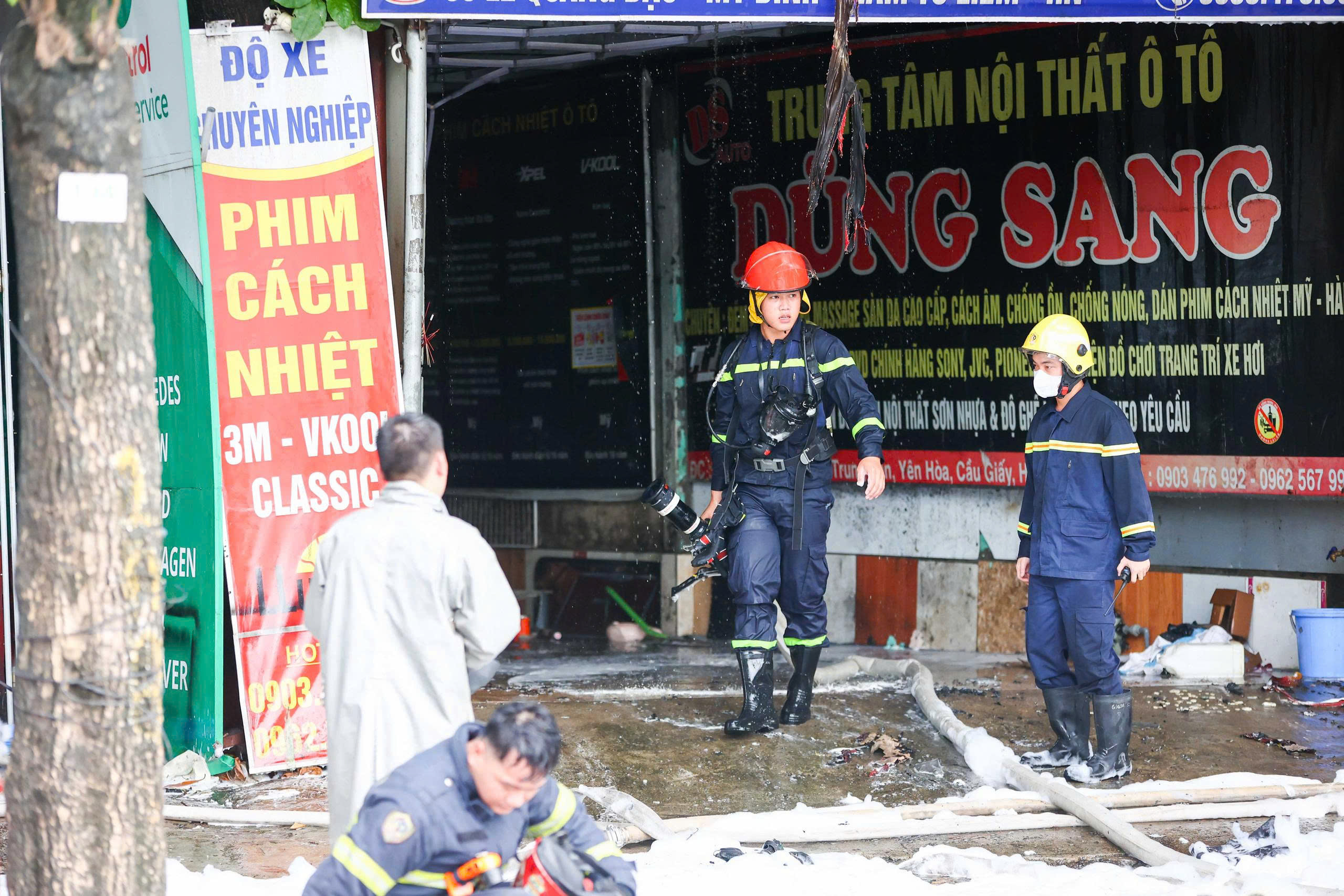 Hà Nội: Cháy Lớn Tại Xưởng Ô Tô Trên Đường Lê Quang Đạo, Cảnh Báo Nguy Cơ Cháy Nổ
