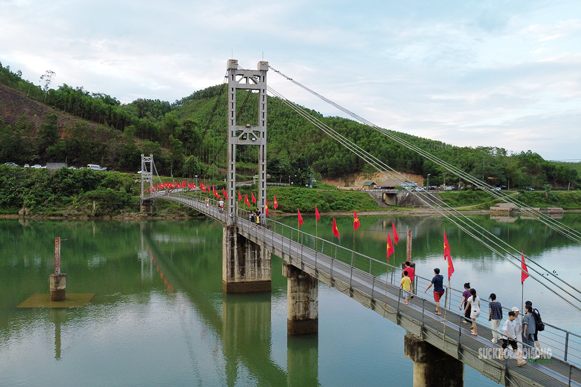 co-to-quuc-rop-do-tren-nhip-cau-ban-ma7-17877899278911320405857 Khám Phá Bản Mạ- Ảnh 7.