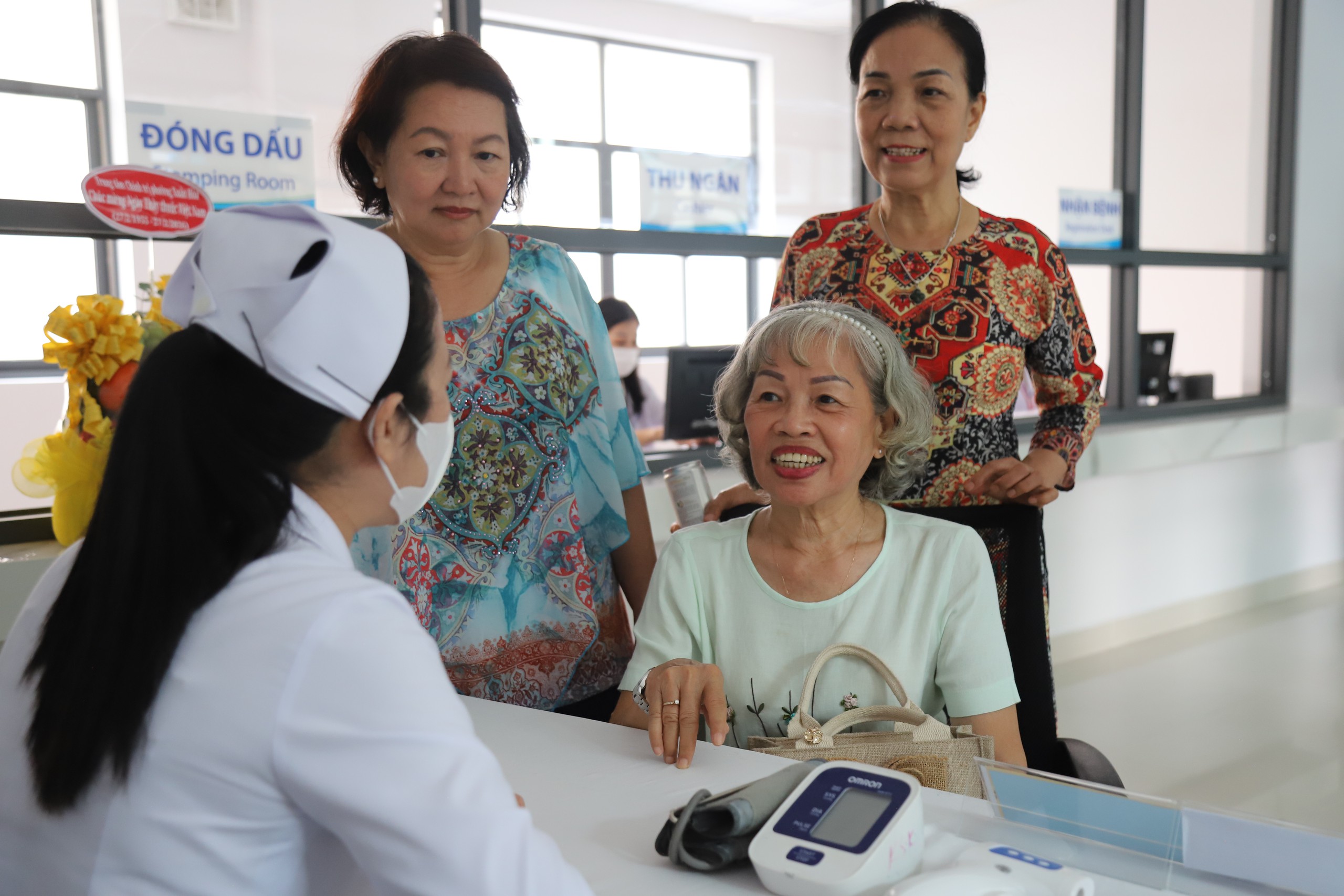 Nhiều bệnh viện tại TPHCM tuyển 'hàng loạt' bác sĩ, điều dưỡng- Ảnh 2.